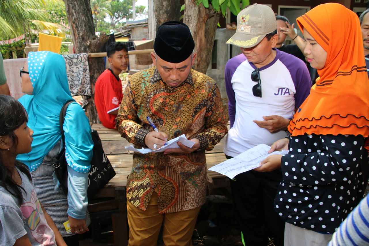 Pemerintah Kota Bekasi - layani 24 kartu keluarga wali kota duduk santai di bale bambu.