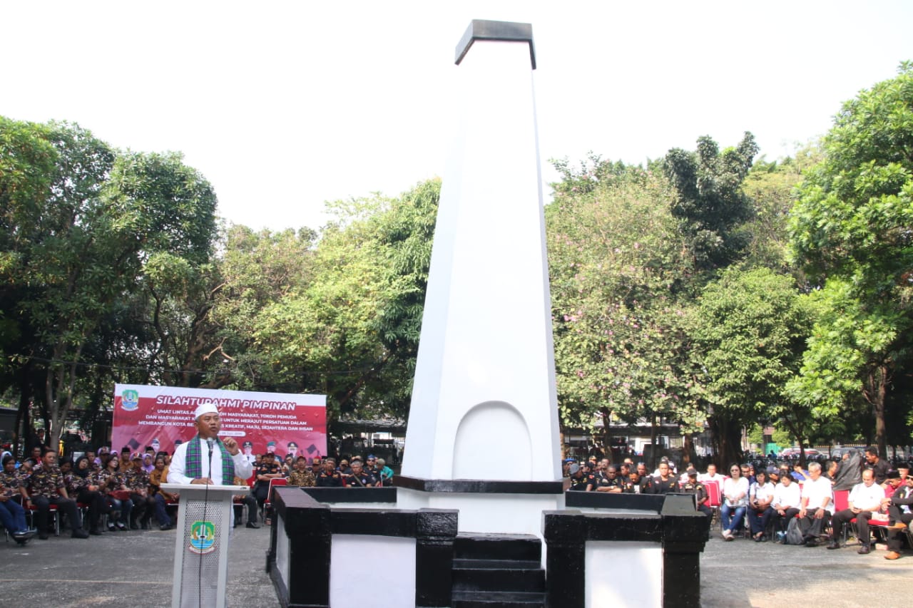 Pemerintah Kota Bekasi - ribuan masyarakat lintas agama silaturahmi di  monumen perjuangan rakyat bekasi.